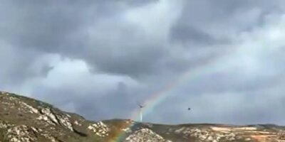 Çocukluk hayali olan gökkuşağının altından dronla geçmeyi denedi