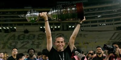 Filipe Luis, bir yılda tam beş kupa kazandı
