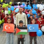 Gazze ve Doğu Türkistan’daki çocukların özgürlüğü için gökyüzüne 787 balon bırakıldı