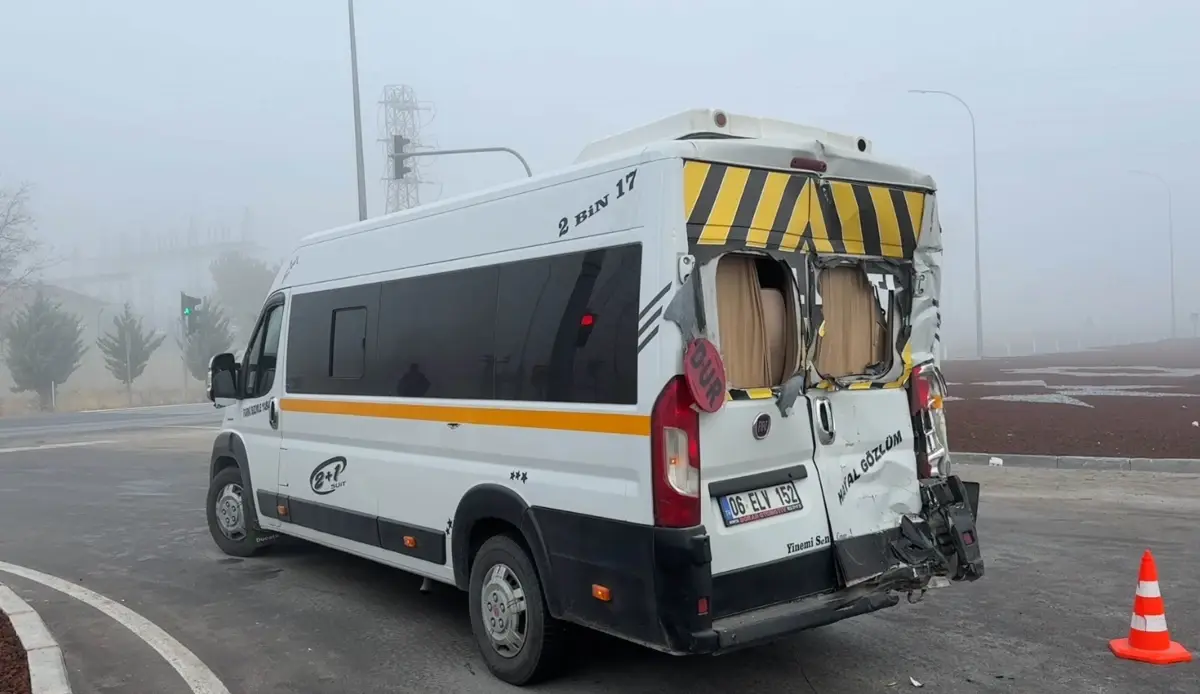 Afyonkarahisar’da TIR, Öğrenci Servisine Çarptı: 19 Yaralı Afyonkarahisar’da TIR, Öğrenci Servisine Çarptı: 19 Yaralı