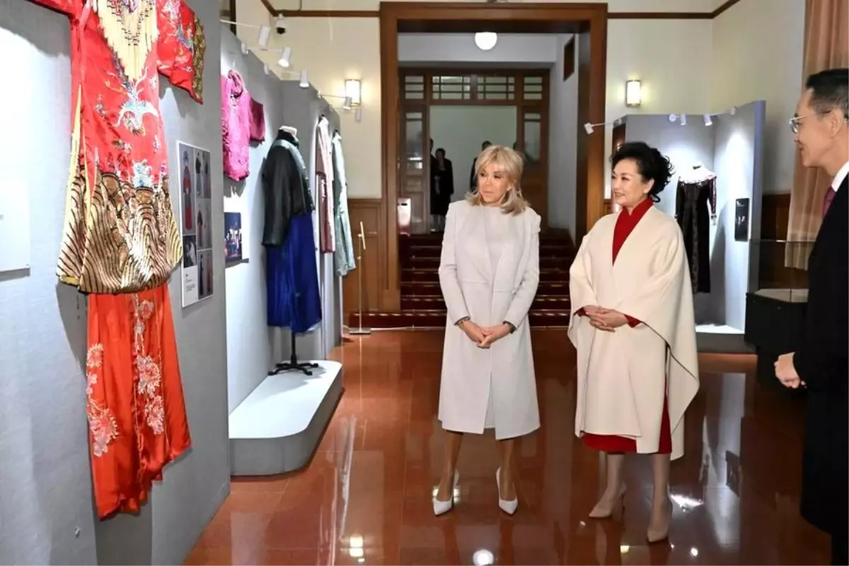 Albüm: Xi’nin Eşi Peng Liyuan ve Macron’un Eşi Brigitte Macron Beijing Halk Sanat Tiyatrosu’nu Ziyaret Etti Albüm: Xi’nin Eşi Peng Liyuan ve Macron’un Eşi Brigitte Macron Beijing Halk Sanat Tiyatrosu’nu Ziyaret Etti