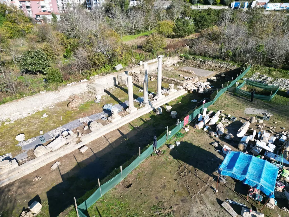 Amastris Antik Kenti’nde Roma periyoduna ilişkin sütunlar yerlerine yerleştiriliyor Amastris Antik Kenti’nde Roma periyoduna ilişkin sütunlar yerlerine yerleştiriliyor