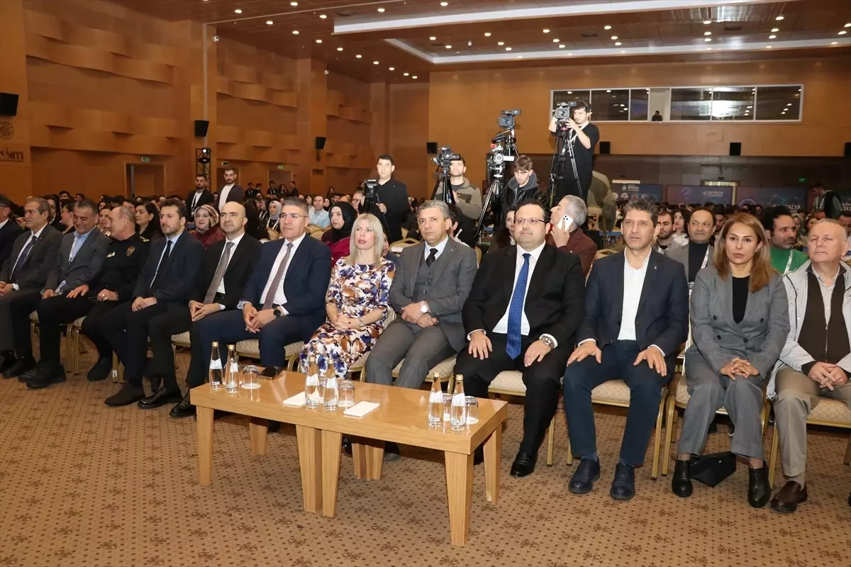 Antalya’da “9. Akdeniz Bilişim Zirvesi” düzenlendi Antalya’da “9. Akdeniz Bilişim Zirvesi” düzenlendi