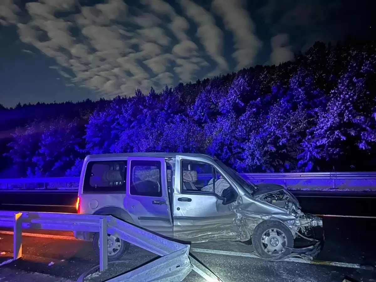 Ardahan’da bariyerlere çarpan hafif ticari araçtaki 4 kişi yaralandı Ardahan’da bariyerlere çarpan hafif ticari araçtaki 4 kişi yaralandı