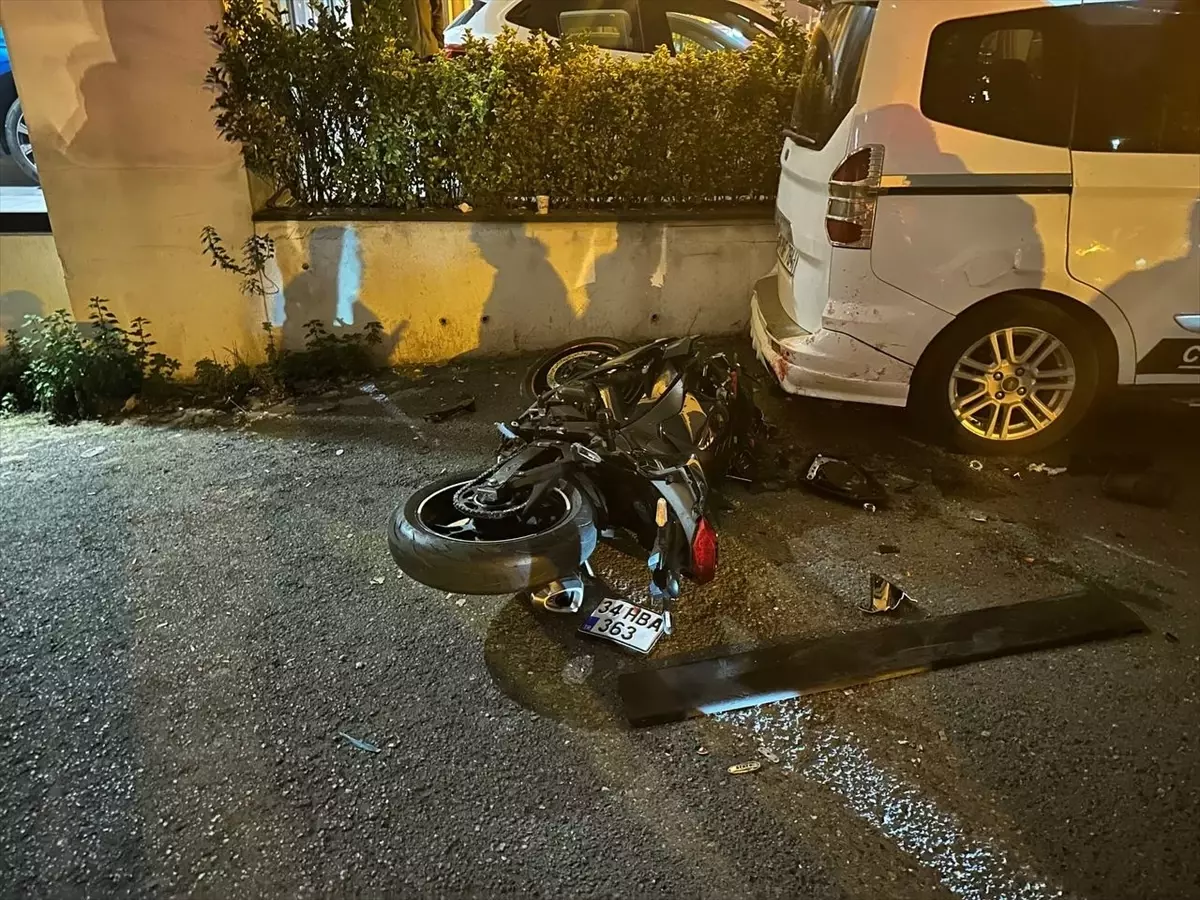 Ataşehir’de yolcu servisine çarpan motosikletteki 2 kişi yaralandı Ataşehir’de yolcu servisine çarpan motosikletteki 2 kişi yaralandı