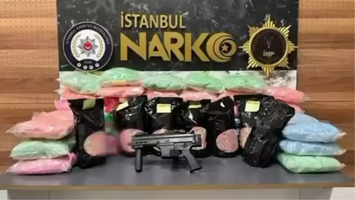Avcılar’da 601 Bin 380 Ecstasy Hap ve Otomatik Silah Ele Geçirildi Avcılar’da 601 Bin 380 Ecstasy Hap ve Otomatik Silah Ele Geçirildi