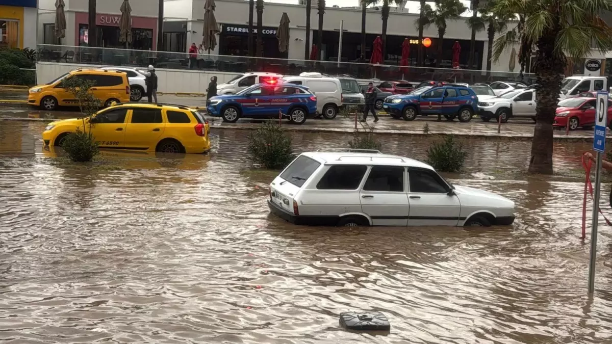 Bodrum’da sağanak; cadde sokaklar göle döndü, araçlar yolda kaldı Bodrum’da sağanak; cadde sokaklar göle döndü, araçlar yolda kaldı