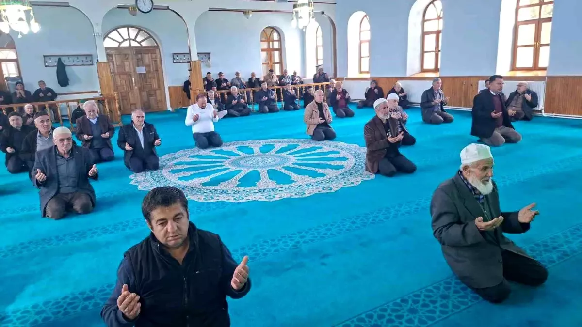 Hayatını kaybeden madenciler için Emet ve Hisarcık’ta Mevlid-i Şerif okundu Hayatını kaybeden madenciler için Emet ve Hisarcık’ta Mevlid-i Şerif okundu