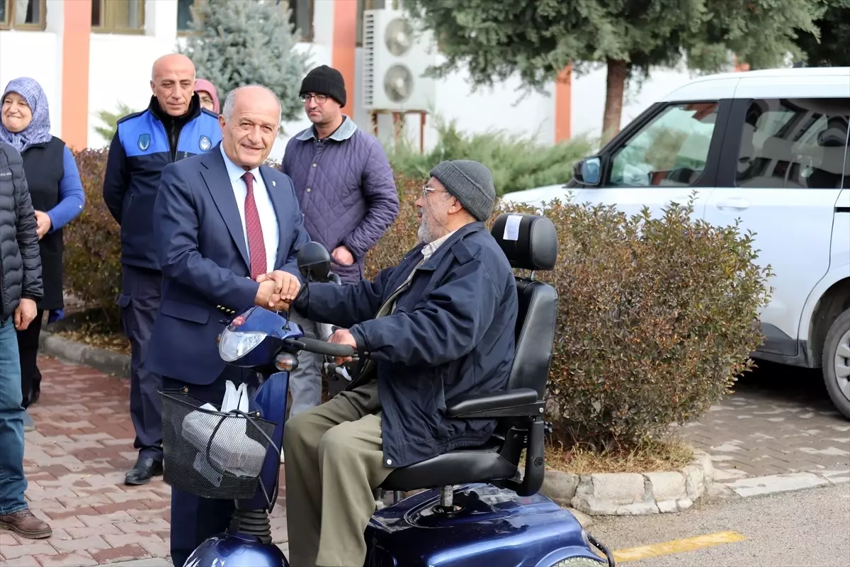 Hekimhan Belediyesi’nden engelli vatandaşlara akülü tekerlekli sandalye ikramı Hekimhan Belediyesi’nden engelli vatandaşlara akülü tekerlekli sandalye ikramı