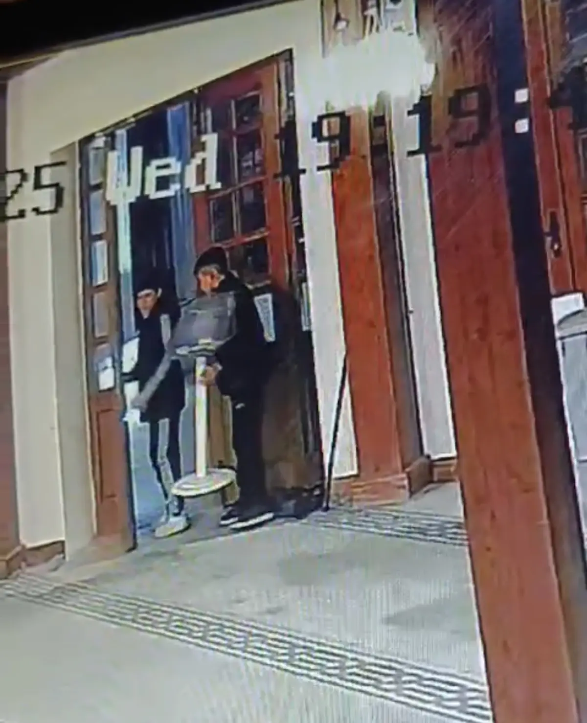 Kadıköy’de mescitteki yardım kutusu çalındı; o anlar kamerada Kadıköy’de mescitteki yardım kutusu çalındı; o anlar kamerada