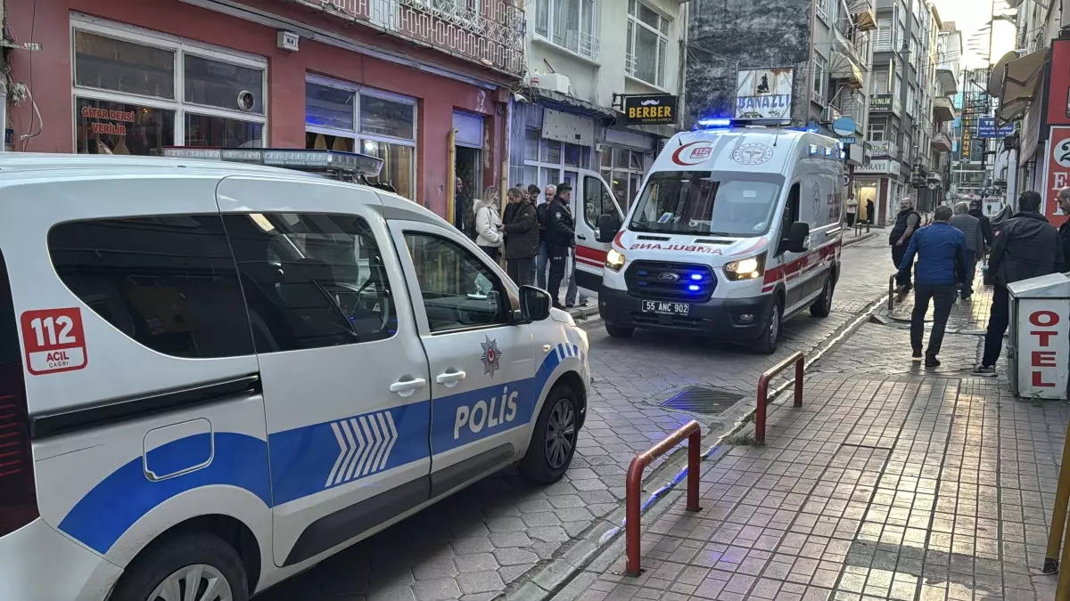 Kardeşiyle birlikte arkadaşını bıçakladı Kardeşiyle birlikte arkadaşını bıçakladı