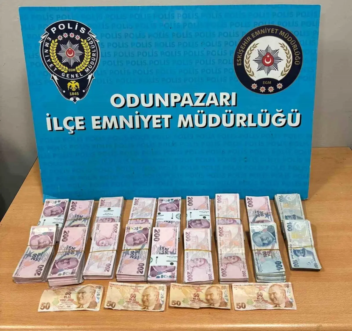 Kendini polis olarak tanıtıp 316 bin 700 TL’lik ziynet eşyasını dolandırdı, kısa müddette yakalandı Kendini polis olarak tanıtıp 316 bin 700 TL’lik ziynet eşyasını dolandırdı, kısa müddette yakalandı