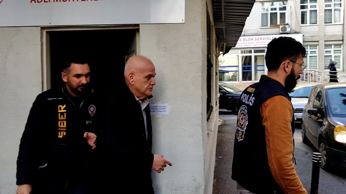 Kızılay etkinliğinde eski futbolcu ve yöneticiler alana çıktı Kızılay etkinliğinde eski futbolcu ve yöneticiler alana çıktı