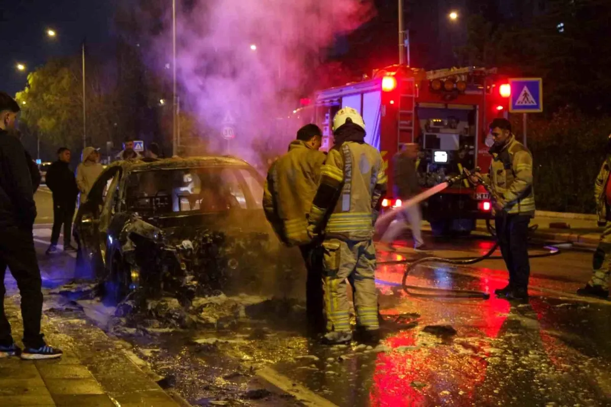 Küçükçekmece’de seyir halindeki araba alev topuna döndü Küçükçekmece’de seyir halindeki araba alev topuna döndü