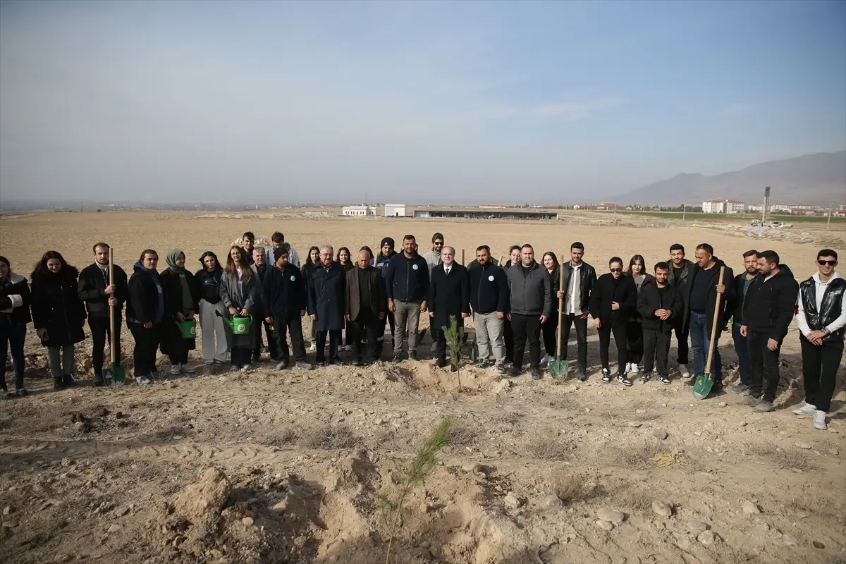 Niğde’de bal ormanı için fidanlar toprakla buluşturuldu Niğde’de bal ormanı için fidanlar toprakla buluşturuldu