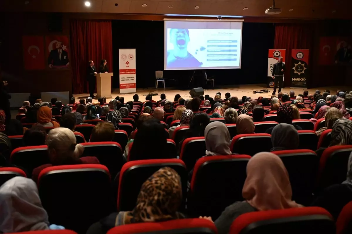 Osmaniye’de “En Yeterli Narkotik Polisi: Anne” projesi kapsamında konferans düzenlendi
